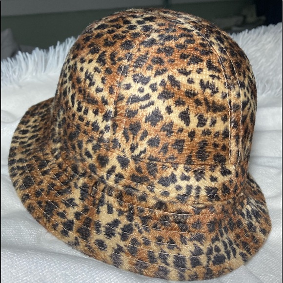 Kids Rinco Leopard Bucket Hat (ages 5+). - Picture 10 of 11